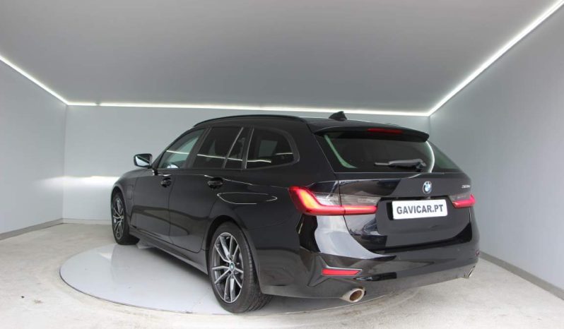 
								BMW 320e Touring full									