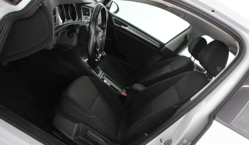 
								Volkswagen Golf full									
