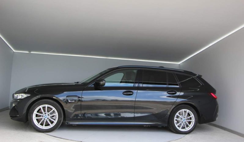
								BMW 320e Touring full									