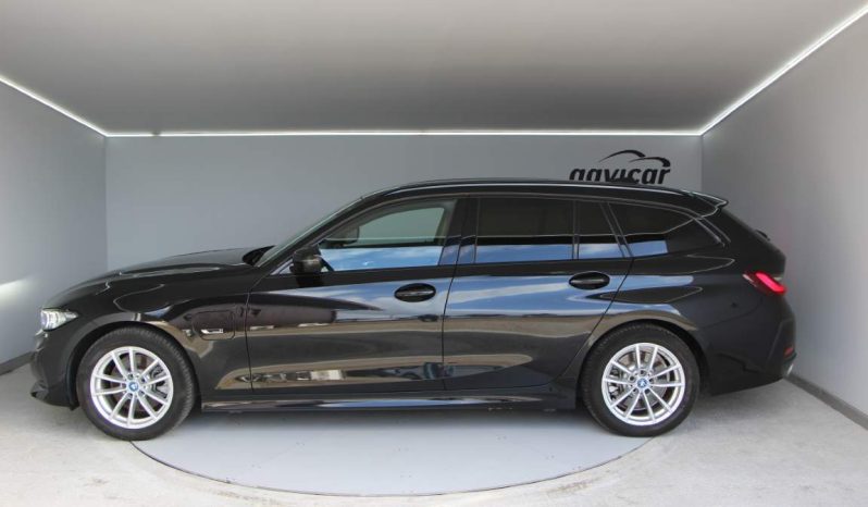 
								BMW 320e Touring full									