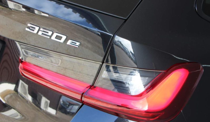 
								BMW 320e Touring full									