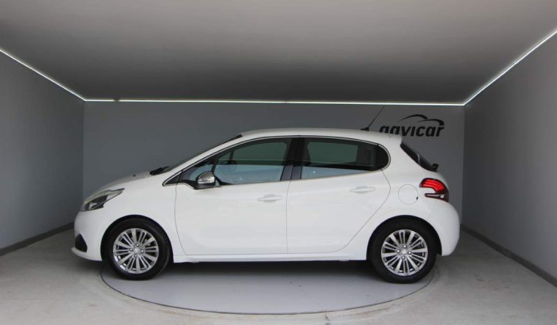 
								Peugeot 208 full									