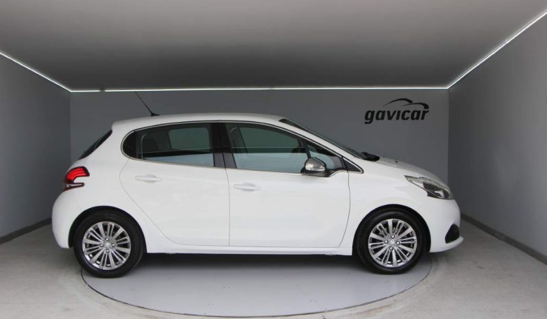 
								Peugeot 208 full									