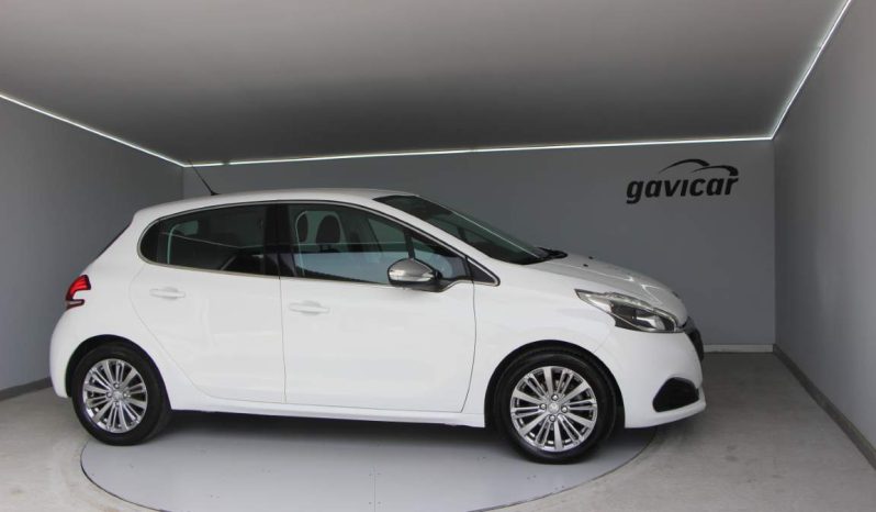 
								Peugeot 208 full									