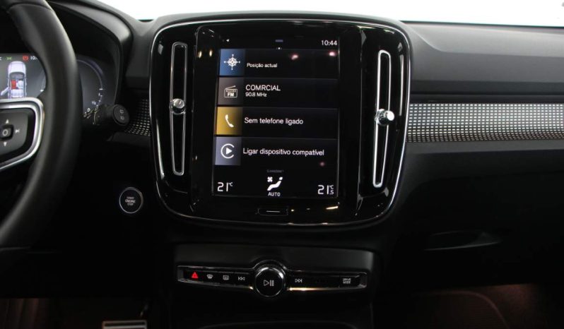 
								Volvo XC40 full									
