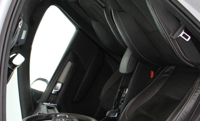 
								Volvo XC40 full									