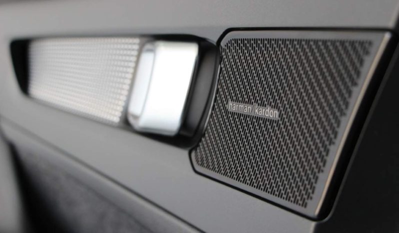 
								Volvo XC40 full									