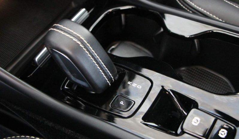 
								Volvo XC40 full									