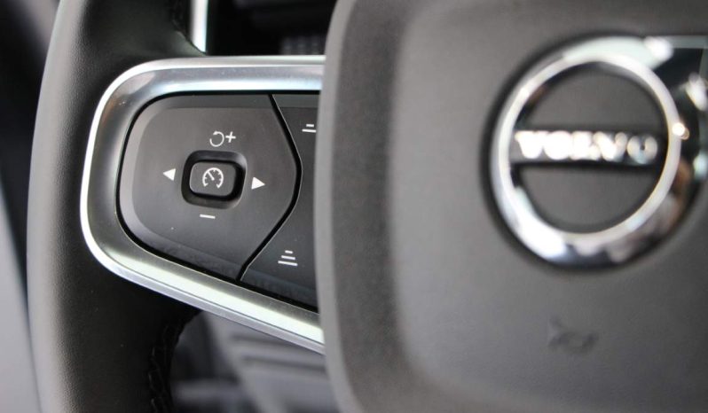 
								Volvo XC40 full									