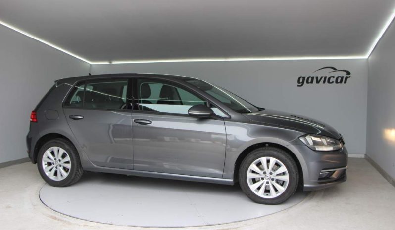 
								Volkswagen Golf full									