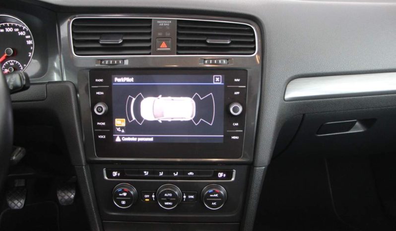 
								Volkswagen Golf full									